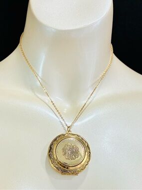 VTG Engraved Gold Photo Locket Medallion Necklace in Warm Gold Lightweight EUC
